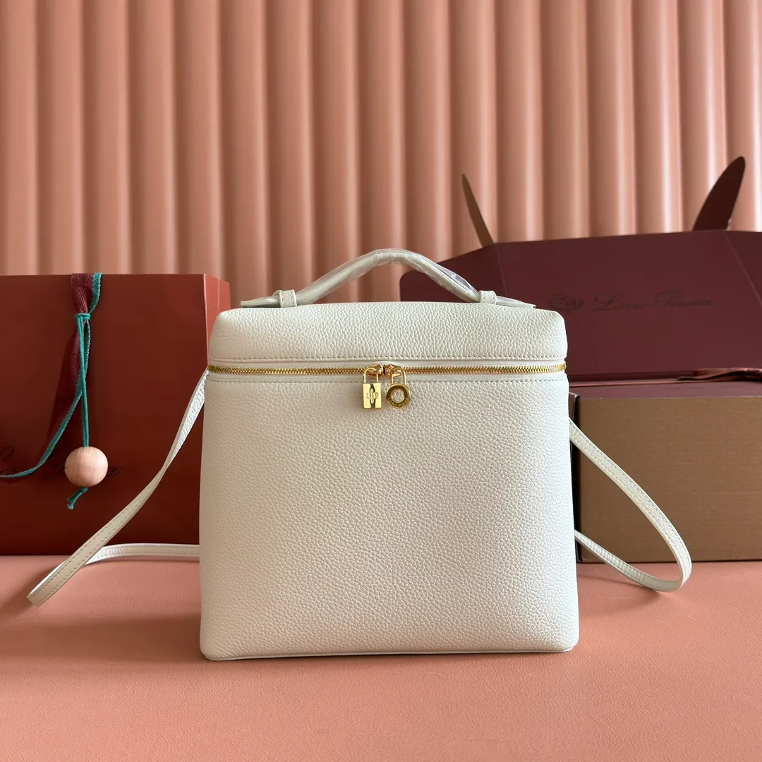 p1360💋💋💋【Original leather all-steel configuration counter complete package】Loro pianaExtra Pocket L23.5 Backpack Calfskin/Goods This Extra Pocket soft calfskin backpack has a unique trapezoidal appearance. A hint of natural grain gives the backpack character and enhances the softness of the leather. The practical design makes it the ideal accessory for busy everyday life. Dimensions: Length 21✖️Height 23.5✖️Width 8cm Dimensions are measured manually, please understand if there are slight errors Leather handle with shoulder strap Two-way zipper closure, zipper pull embellished with MY Charms pendant